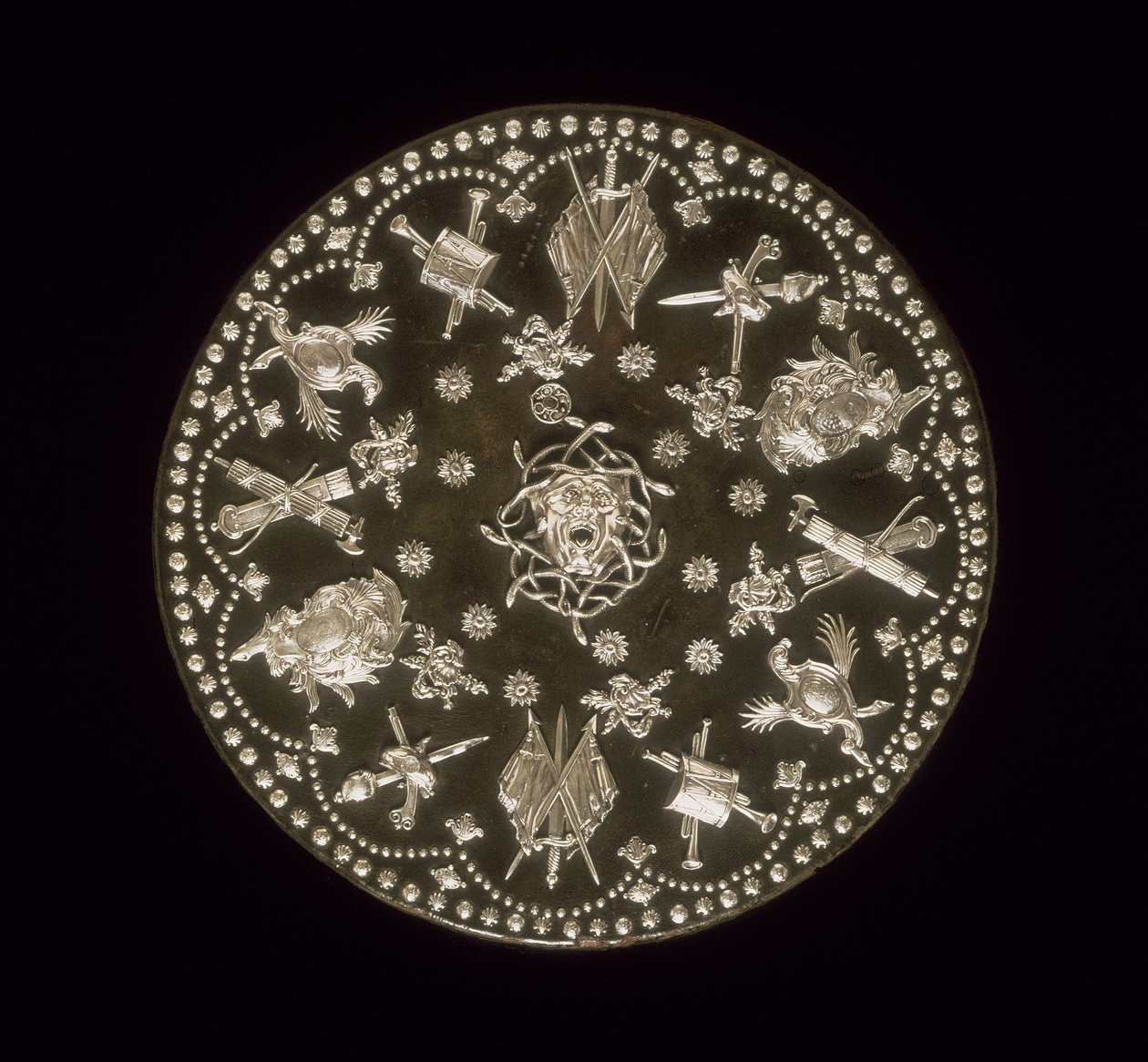 Dress Targe, en del af tøjet præsenteret til Charles Edward Stuart af James, 3. hertug af Perth, 1740 (træ, svineskind og sølv) af Scottish School