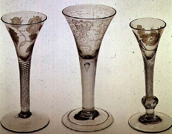 Jacobitisk glasværk: fra venstre til højre: vinglas med trompetskål, 1745; Amenglas, Jakob 8. af Skotland, 1725; vinglas med trompetskål, 1750 (glas) af Scottish School
