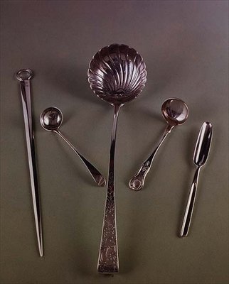 Spyd: Eley og Fearn, 1801; sauceske: IS, Edinburgh, ca. 1800; suppeske af Christopher Haines, Dublin, 1774; Kings mønster sauceske af J.McKay, Edinburgh, 1851; marv scoop, ca. 1750 (sølv) af Scottish School