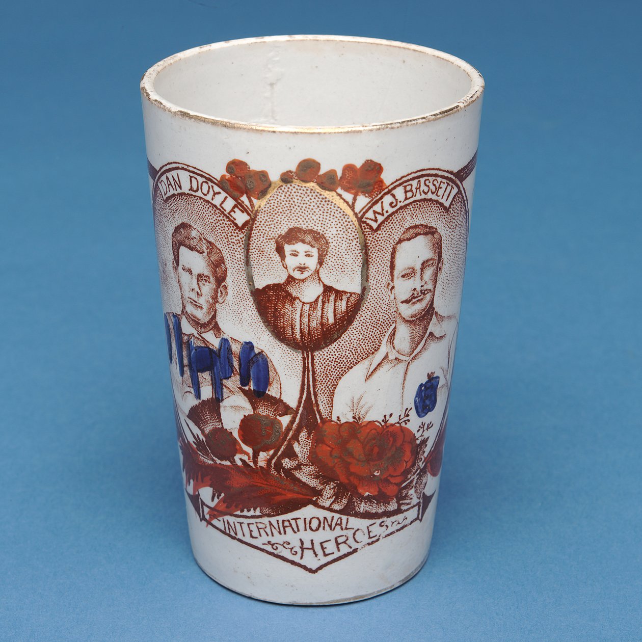 England v. Skotland souvenirkrus (keramik) af Scottish School