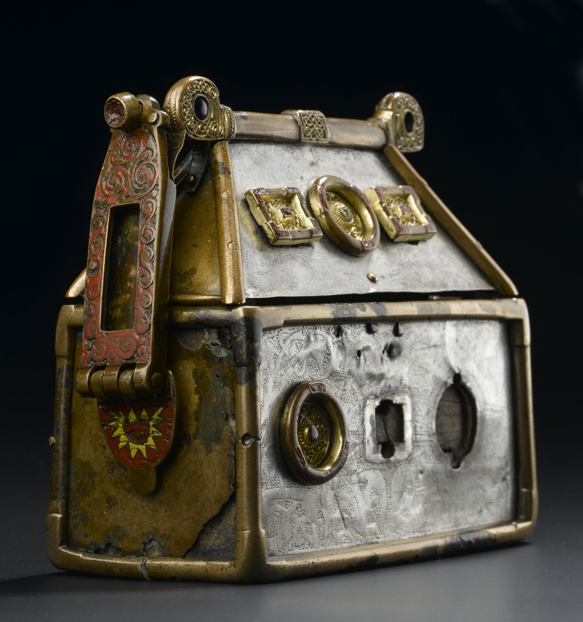 Monymusk-relikvieskrinet, ca. 8. århundrede e.Kr. (bronze, sølv, træ, kobberlegering, glas, emalje) af Scottish School