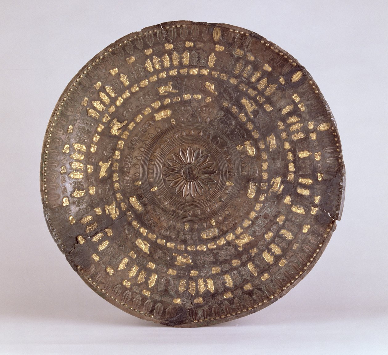 Fad med ti cirkler af skytiske motiver, fra Ziwiyeh, Iran, ca. 7. århundrede f.Kr. (sølv med guldindlæg) af Scythian