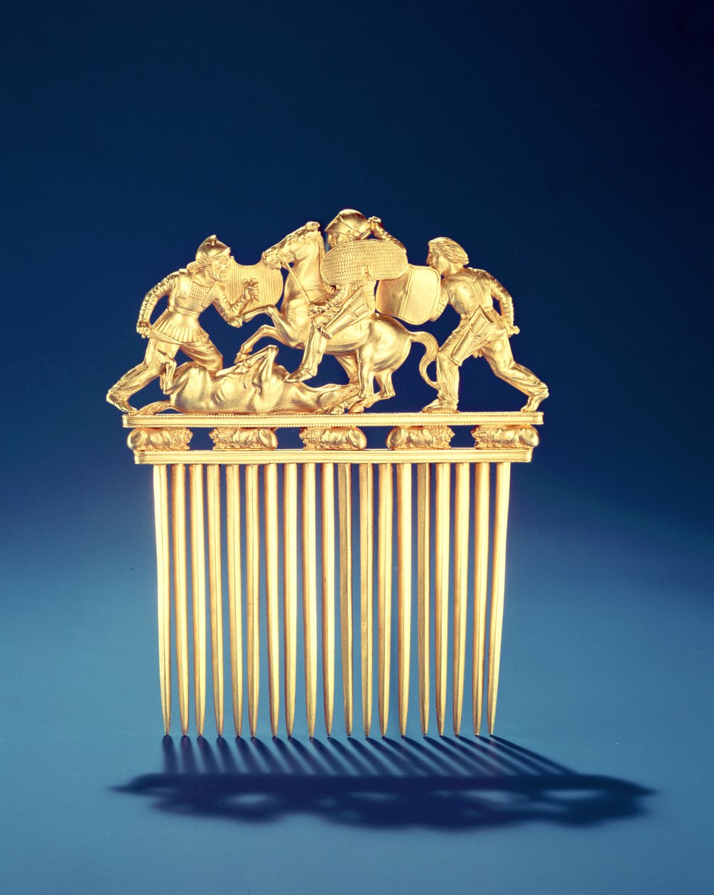 Forsiden af en skytisk kam, fra Solokha gravhøj, Steppe (guld) (for bagside se 89699) af Scythian
