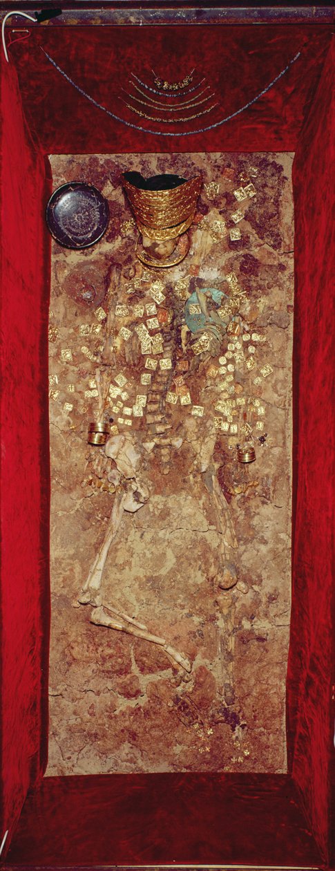Mumie med guldkrone og gravgaver (blandede medier) af Scythian