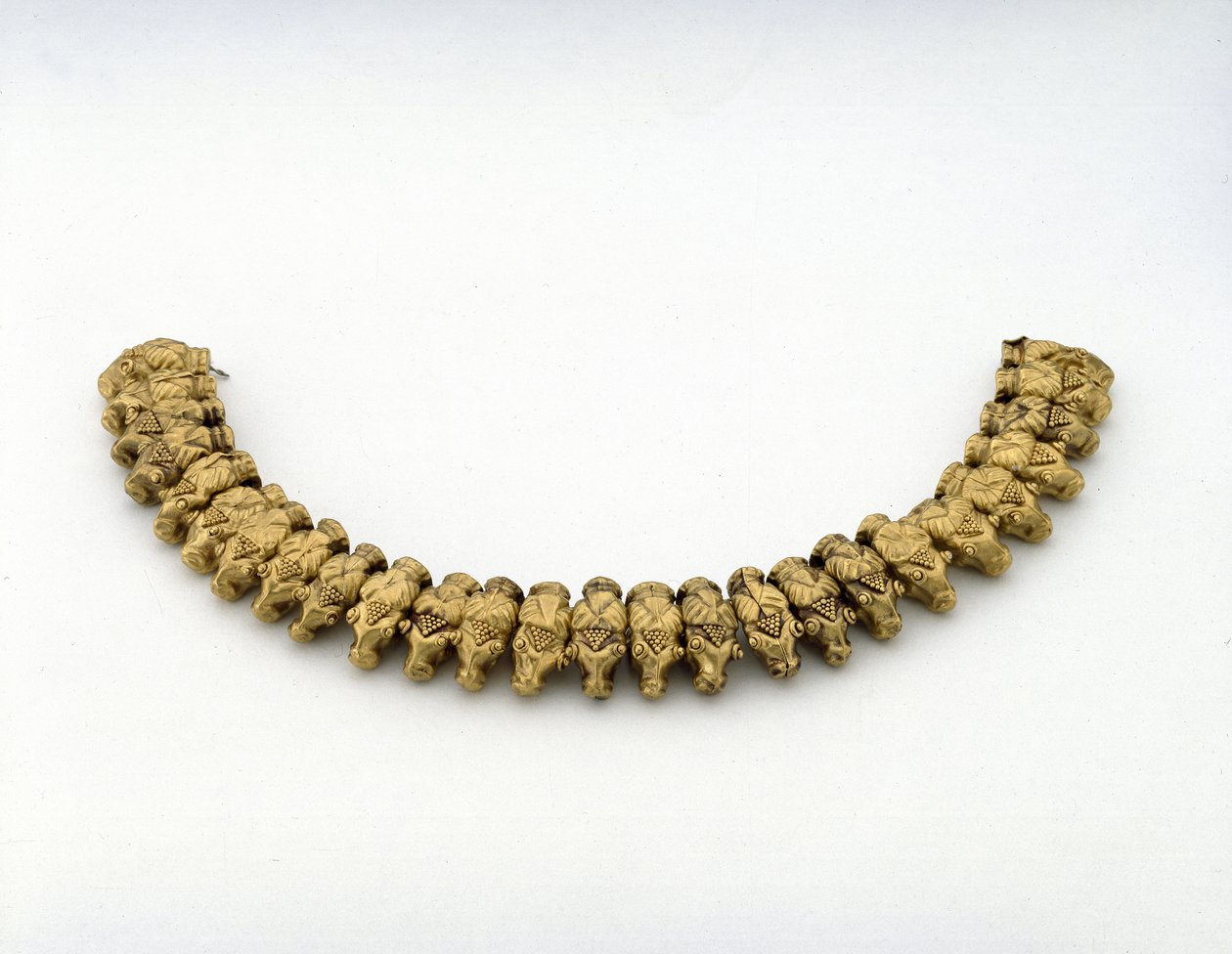 Halskæde af vædderhoveder, fra Grav II ved Nymphaeum på Krim (guld) af Scythian