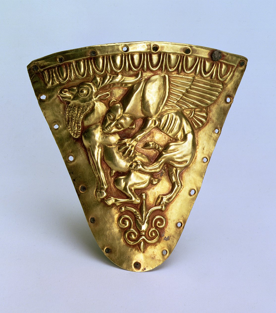 Rhyton (hornformet rituelt kar) ornament med et relief af et fabelagtigt bevinget væsen, der angriber en ged, græsk-østlig stil, fra det bosporanske kongerige, midten af det 5. århundrede f.Kr. (guld) af Scythian