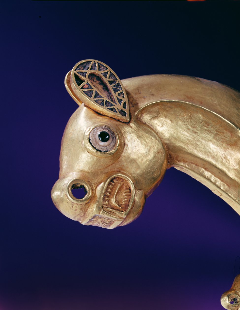 Skjoldemblem i form af en panter, 700-650 f.Kr. guld, rav og farvet emaljedetalje fra 165769 af Scythian