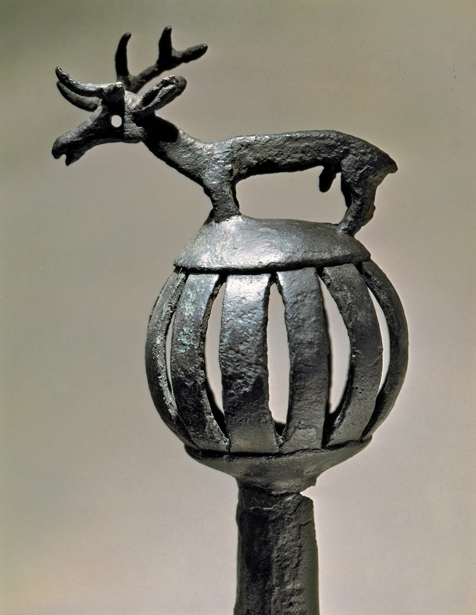 Art Scythian (Scythian civilisation eller Scythia): bronze tank ornament toppet med figuren af en hjort. Genstand fra det 7. - 6. århundrede f.Kr. Sankt Petersborg, Eremitagemuseet af Scythian