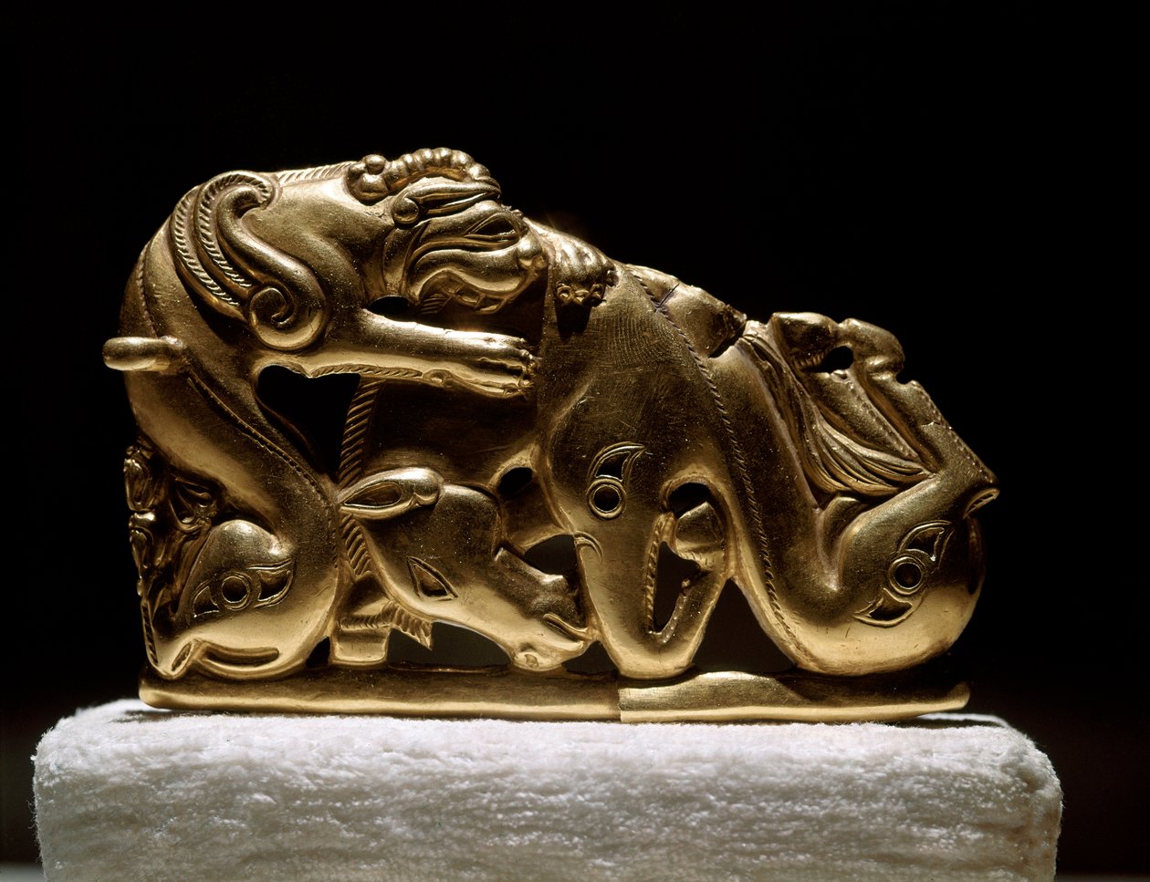Art Scythian (Scythian eller Scythian civilisation): guldbæltefibule, der viser en griffin, der angriber en hest. Fra Chiliktin. 5.-4. århundrede f.Kr. Sankt Petersborg, Eremitagemuseet - skytisk kunst (skytisk civilisation): guld bæltespænde, der repræsen af Scythian