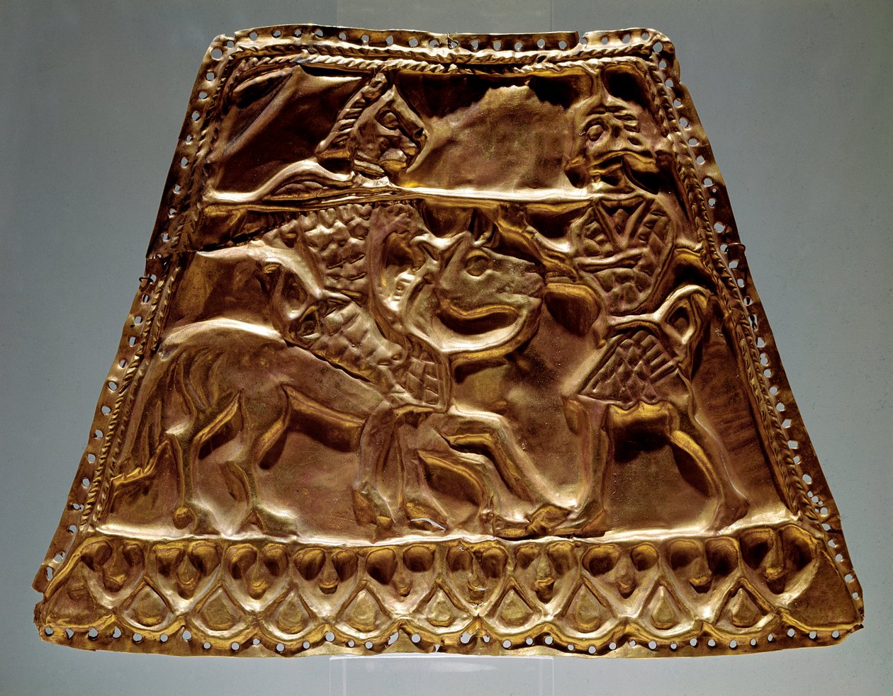 Gyldent ark, der viser en rytter, der angriber en kriger med et spyd (skytisk kunst, 5.-3. århundrede f.Kr.) af Scythian