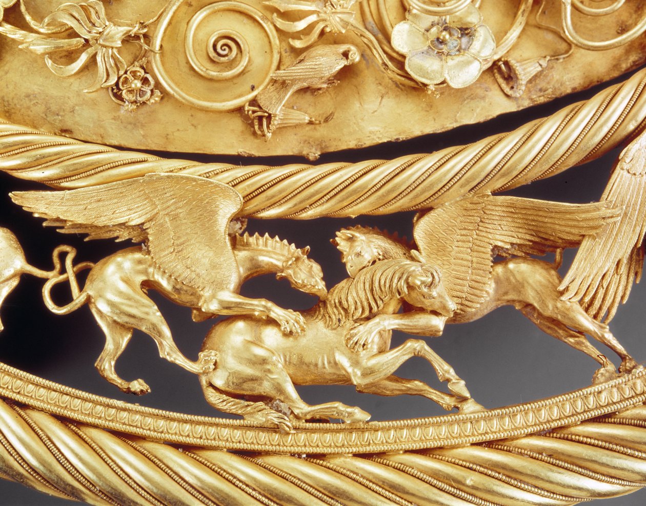 Gribbe, der angriber en hest, detalje fra en guldpectoral fra Tovsta Mohyla, skythisk, 4. århundrede f.Kr. af Scythian