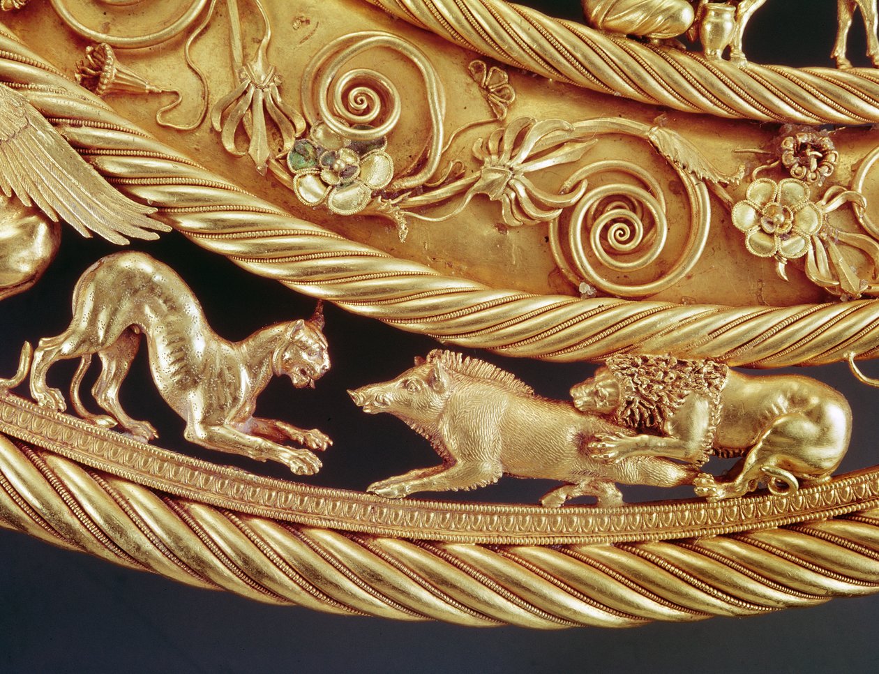 Løve og panter angriber et vildsvin, detalje af en guldpectoral fra Tovsta Mohyla (guld) af Scythian