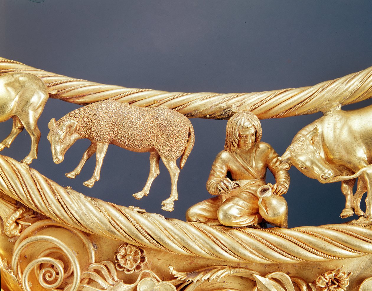 Malkning af får, detalje af en guldpectoral fra Tovsta Mohyla, skythisk, 4. århundrede f.Kr. af Scythian
