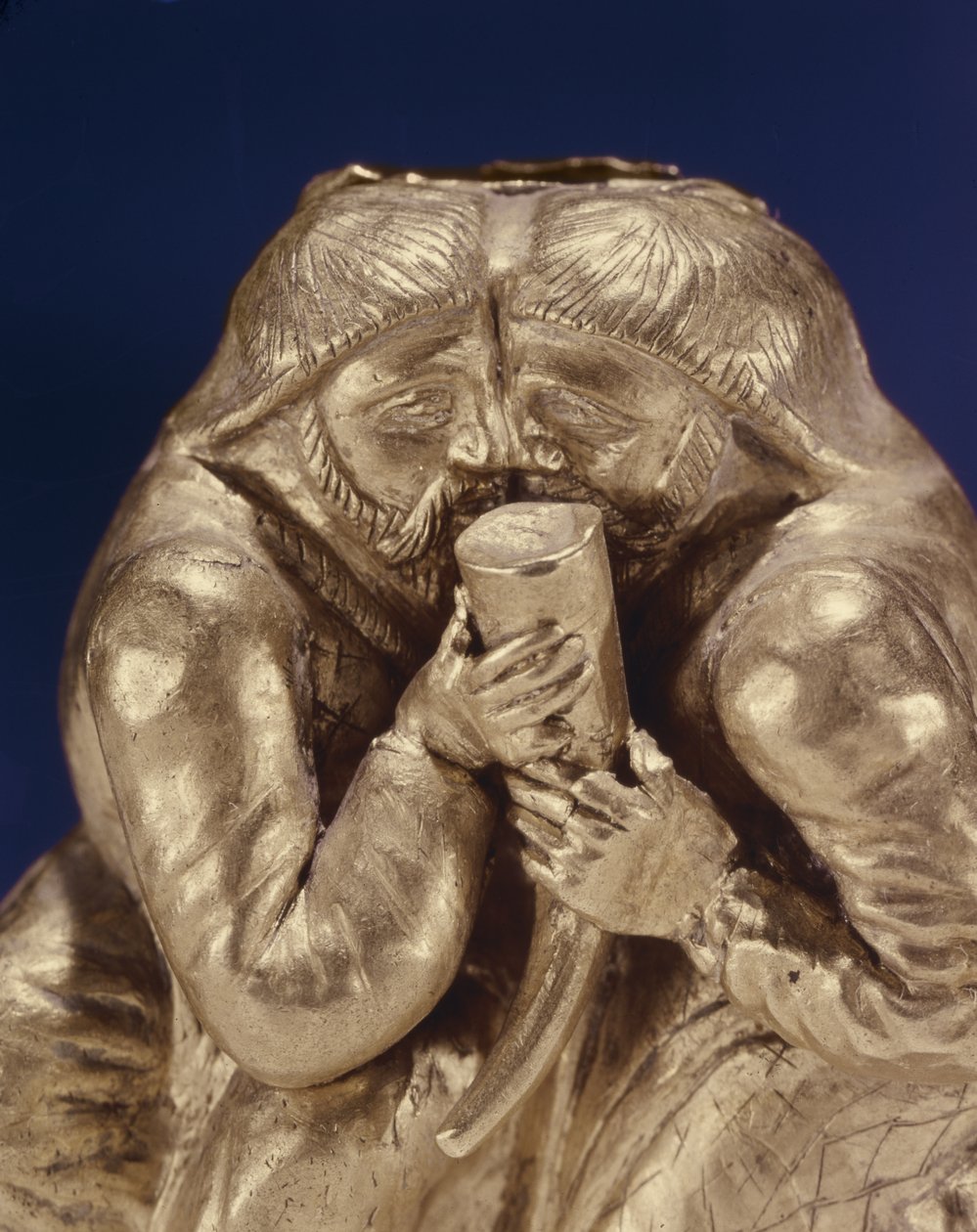 Plaque, der forestiller to skytere, der deler en drink (guld) (detalje af 343170) af Scythian