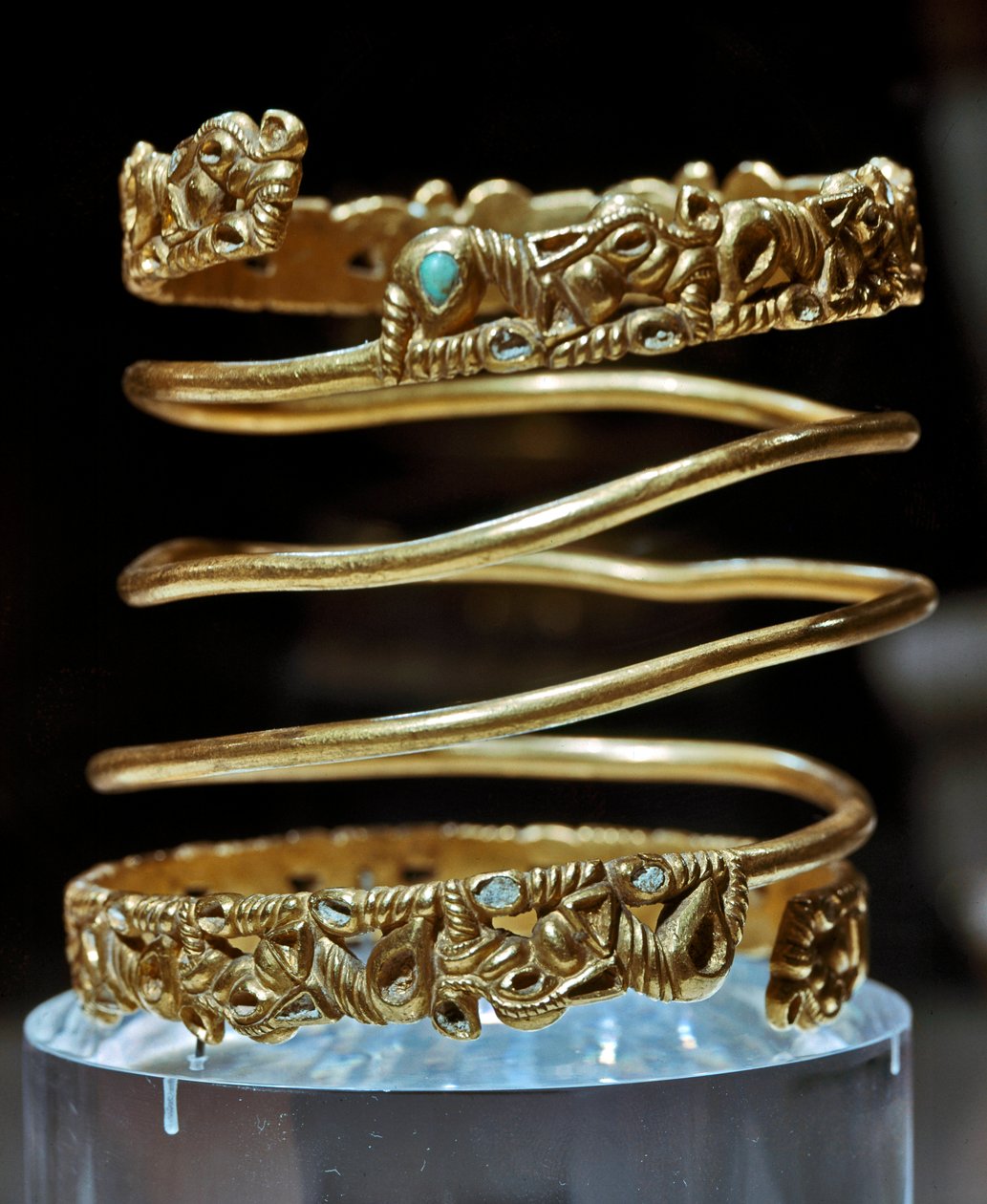 Art Scythian (skytisk eller skytisk civilisation): guld og turkis armbånd af Sarmate-stammen, 2. århundrede f.Kr. - 3. århundrede e.Kr. Sankt Petersborg, Eremitagemuseet af Scythian Scythian