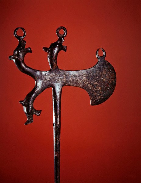 Økseformet stift dekoreret med dyrehoveder (bronze) af Scythian Scythian
