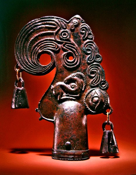 Endeligt, fantastisk fuglehoved dekoreret med dyr, et menneskeligt øje og klokker, 5.-6. århundrede f.Kr. (bronze) af Scythian Scythian