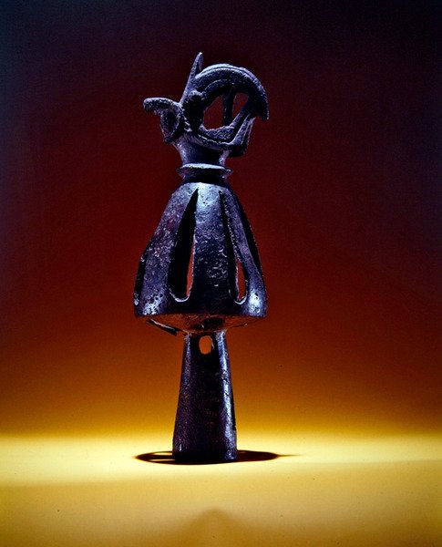 Endelig gennembrudt kegle dekoreret med et griffelhoved med vædderhorn, slutningen af 7.- tidligt 6. århundrede f.Kr. (bronze) af Scythian Scythian