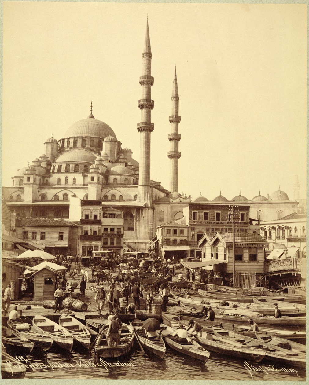 Santa Sophia-moskeen og fiskerbåde ved Bosporus-kysten, Istanbul, ca. 1890 (s/h-foto) af Sebah and Joaillier