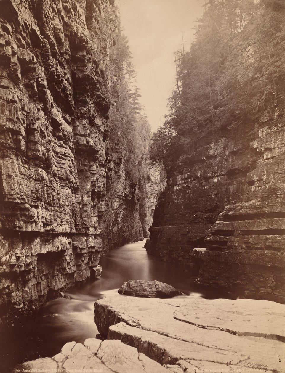 Ausable Chasm - op ad floden fra Table Rock, ca. 1880 (foto) af Seneca Ray Stoddard