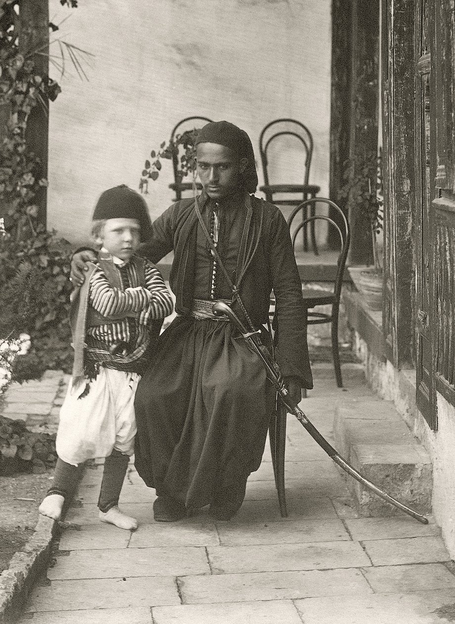 Arabisk kawass (osmannisk vagt) med en ung dreng i haven til et hus i Judæa-distriktet i Jerusalem, 1867 af Sergeant Henry Phillips