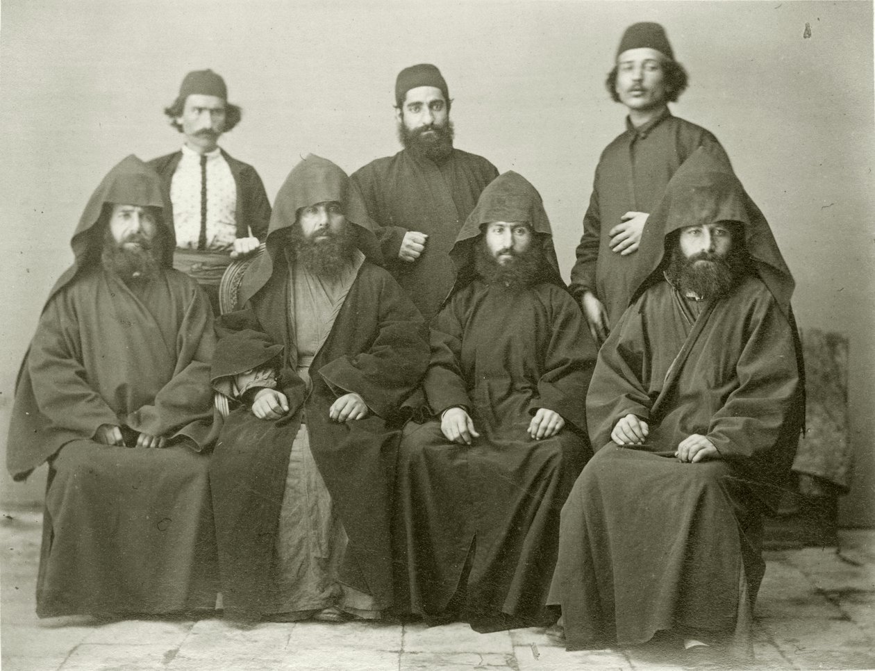 Gruppe på 4 armenske præster og 3 andre i gården på Mediterranean Hotel, Jerusalem, 1867 af Sergeant Henry Phillips