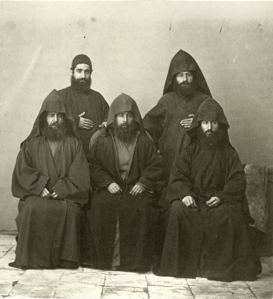 Gruppe på 5 armenske præster i gården til Mediterranean Hotel, Jerusalem, 1867 af Sergeant Henry Phillips