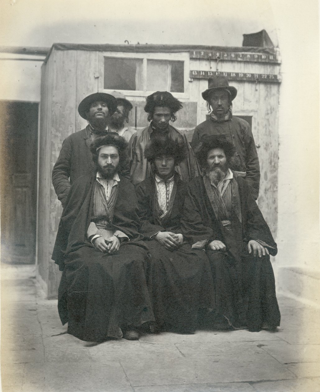 Gruppe på 7 polske jøder i gården til Mediterranean Hotel, Jerusalem, 1867 af Sergeant Henry Phillips
