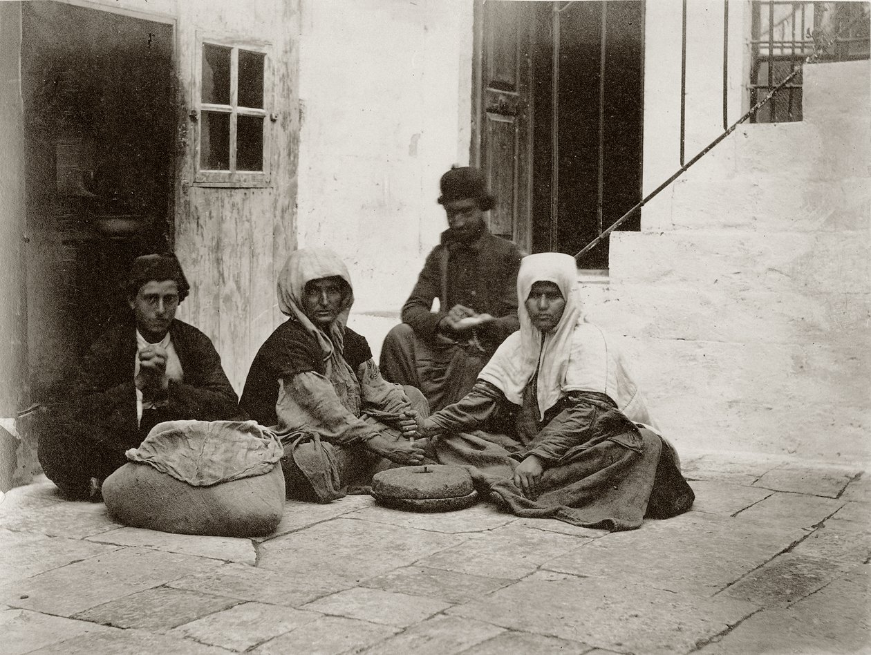 Kvinder maler mel med runde møllesten i en gårdhave til et hus i Jerusalem, 1867 af Sergeant Henry Phillips