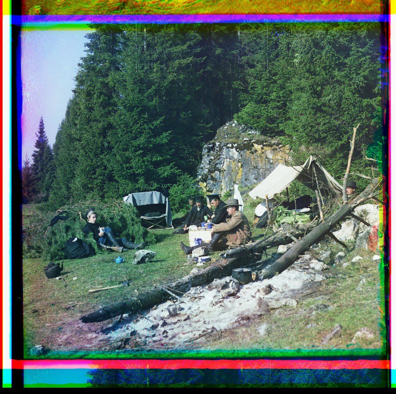 Sergei Prokudin-Gorskii og andre siddende på en campingplads, Chusovala-floden, Uralbjergene, Rusland af Sergei Mikhailovich Prokudin Gorskii