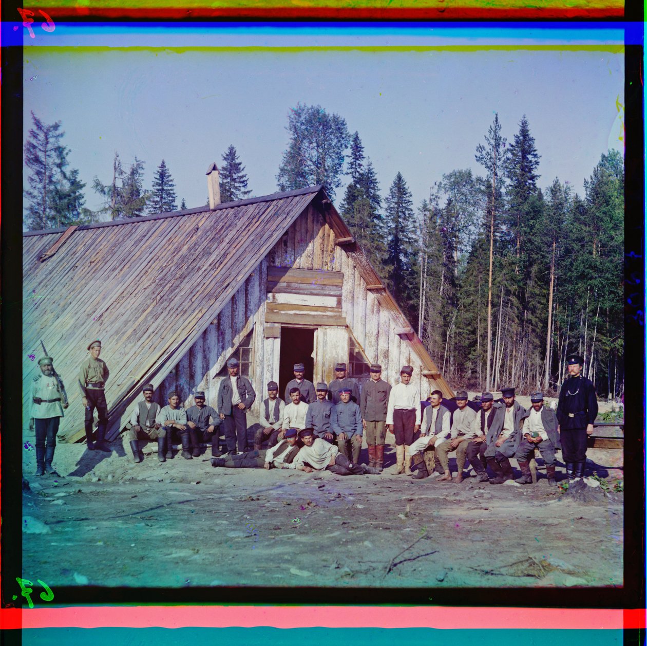 Østrigske krigsfanger før deres kaserne i Karelen efter den mislykkede vinteroffensiv, Rusland, 1915 af Sergey Prokudin Gorsky