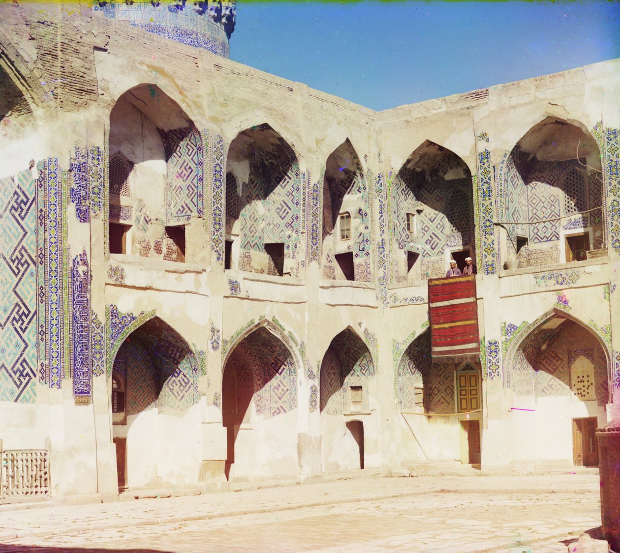 Inde i Shir-Dar-moskeen, Samarkand, 1905-1915 af Sergey Prokudin Gorsky