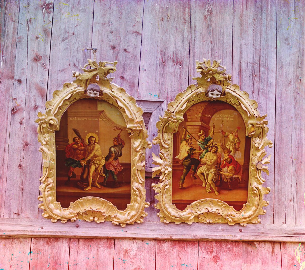 To ikoner i profeten Elias trækirke i Belozersk, 1905-1915 af Sergey Prokudin Gorsky