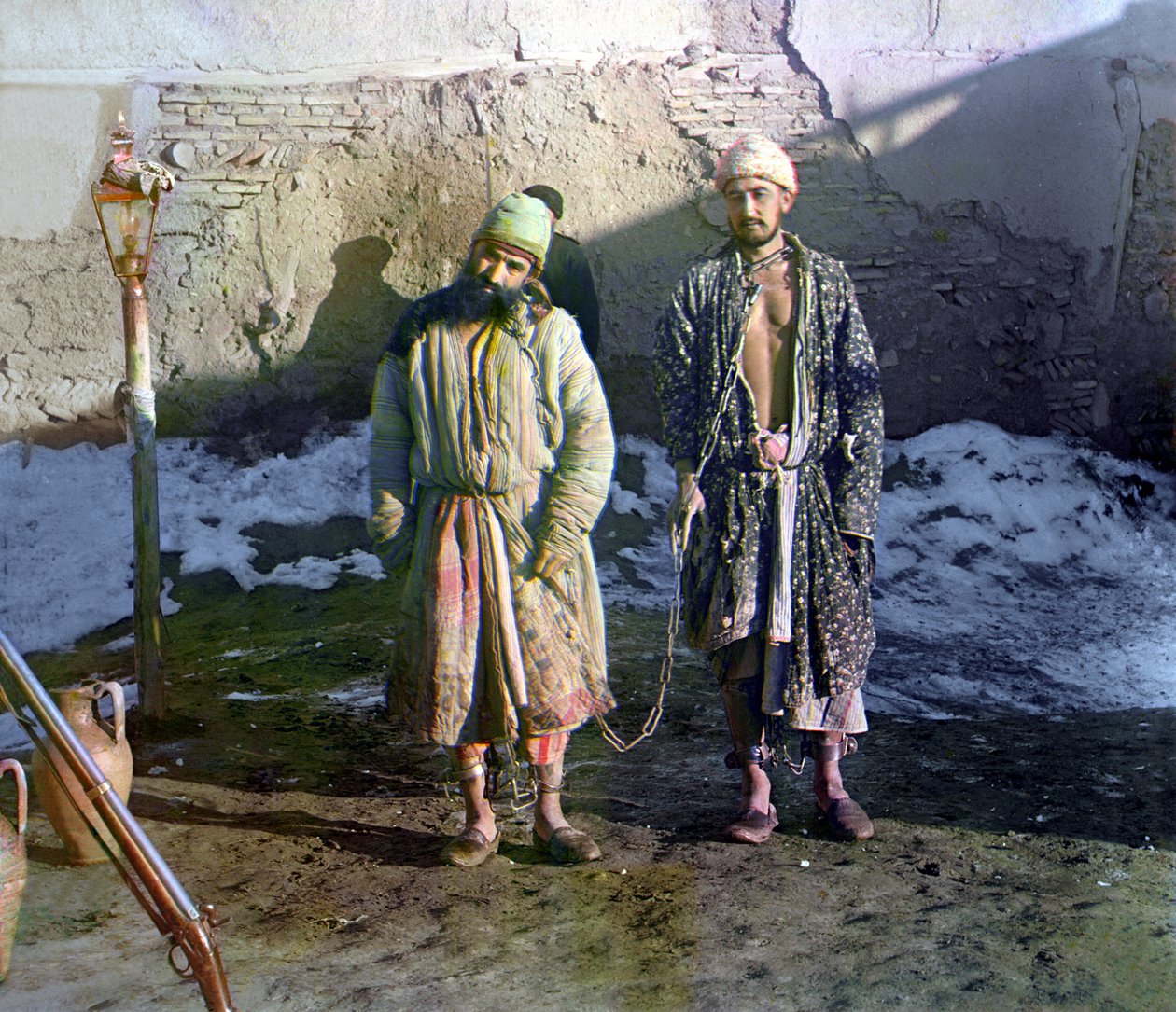 To fanger i lænker og en vagt bag dem, det russiske imperium, mellem 1905 og 1915 af Sergey Prokudin Gorsky