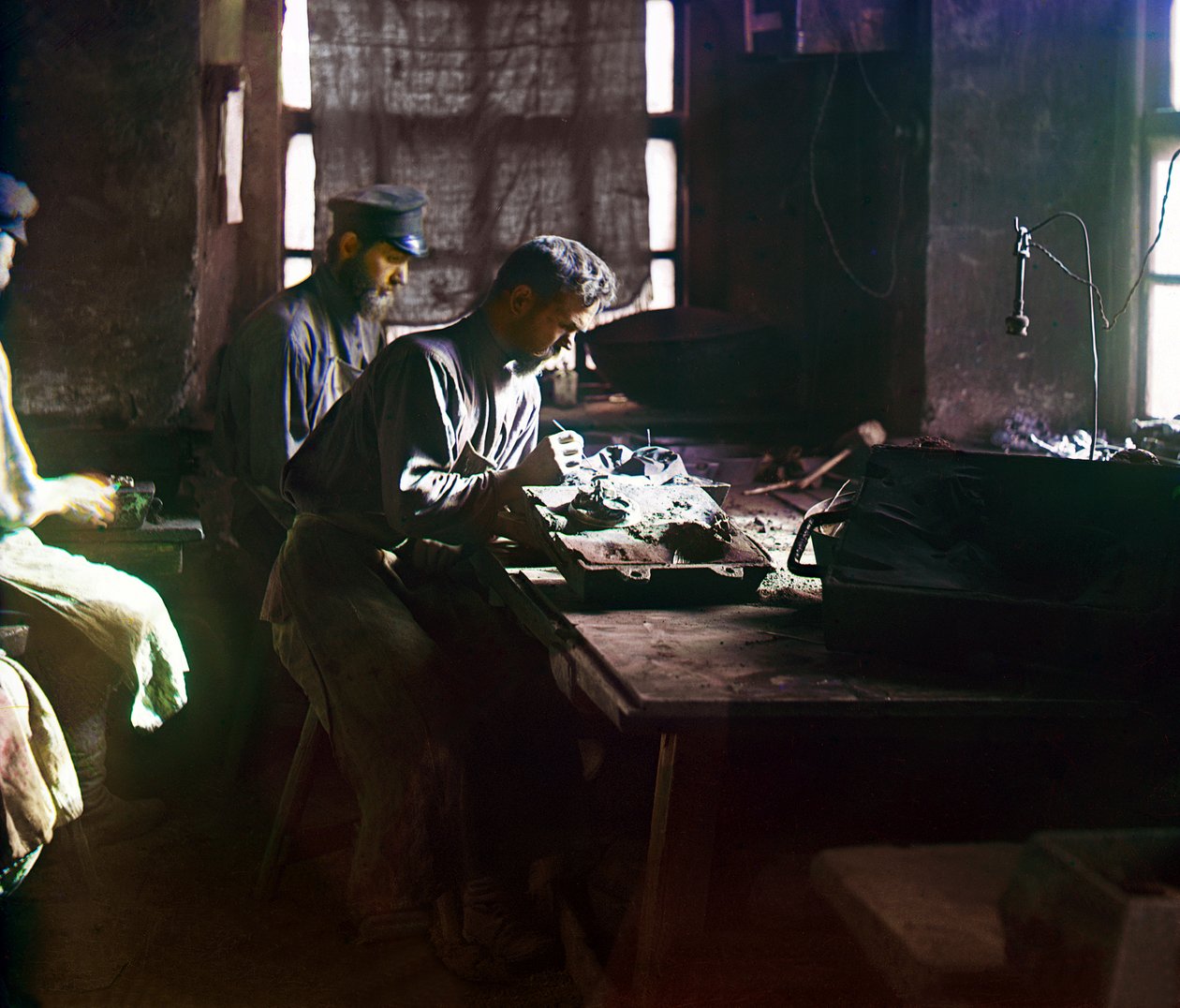 Arbejdere, der støber en kunstnerisk støbning ved Kasli Iron Works, Uralbjergene, Det Russiske Imperium, 1910 af Sergey Prokudin Gorsky