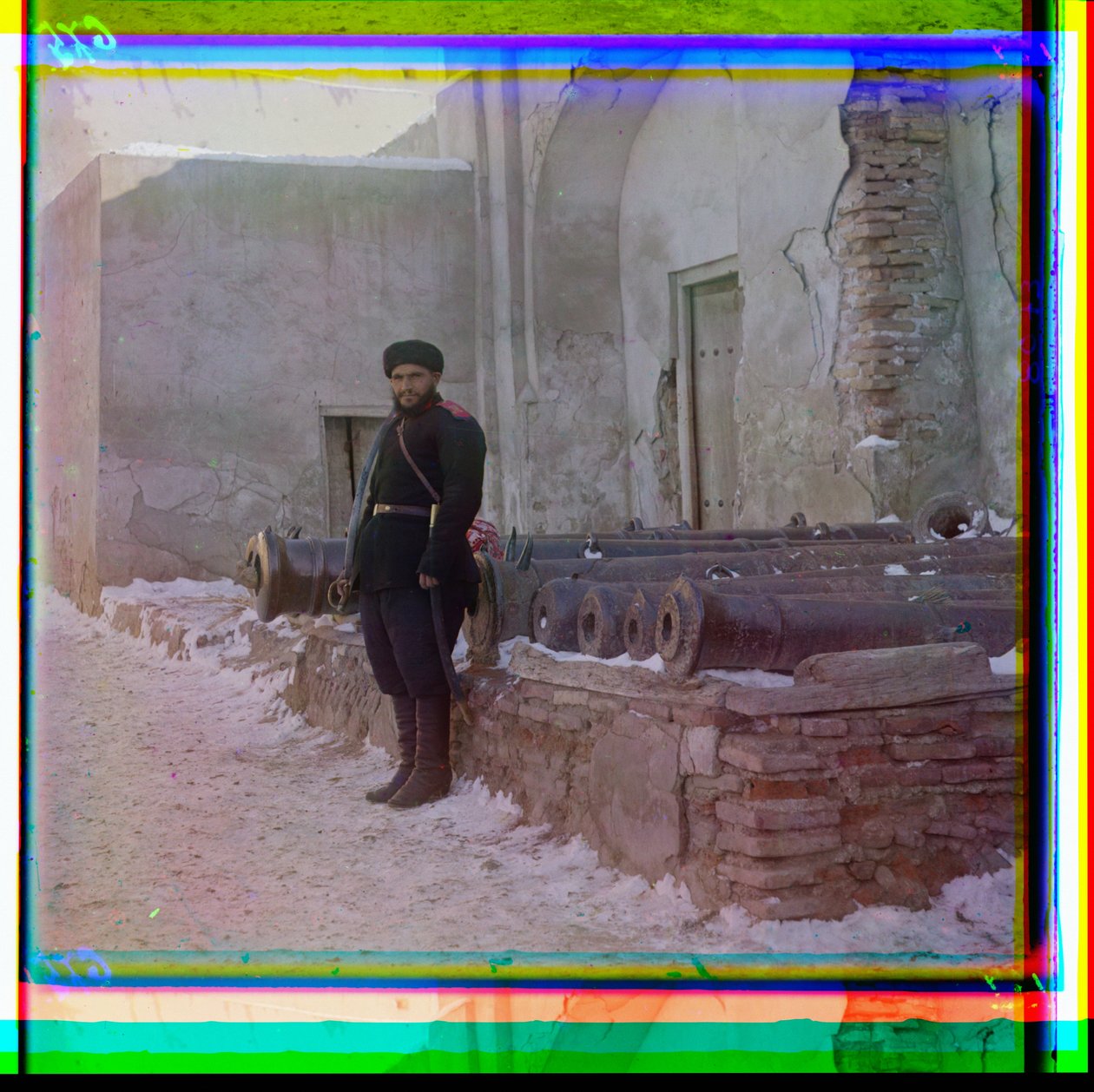 En russisk soldat holder vagt ved et palads ved siden af gamle kanoner i Bukhara, 1915 af Sergey Prokudin Gorsky