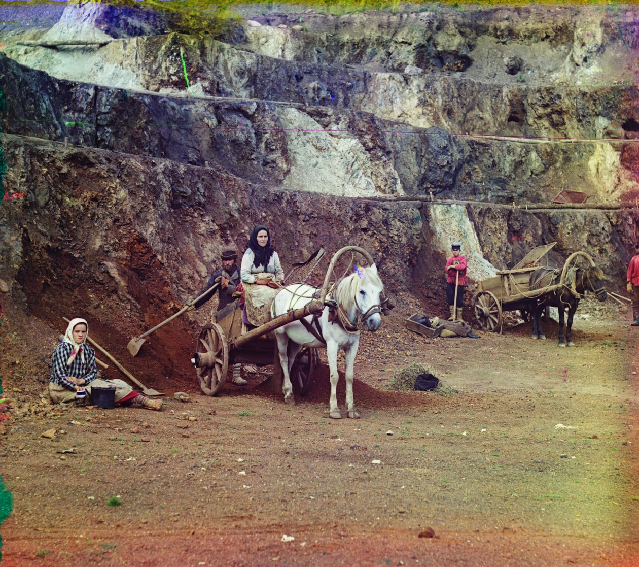 En familie, med skovle og hestetrukne vogne, der arbejder ved jernminerne i Bakaly-bakkerne, 1905-1915 af Sergey Prokudin Gorsky
