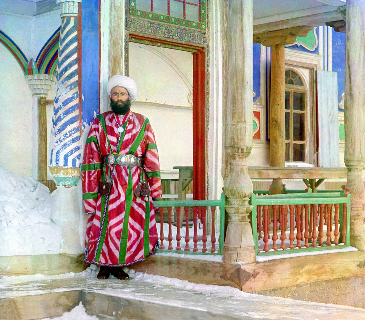 Bukhara-bureaukrat foran en bygning, det russiske imperium, mellem 1905-15 af Sergey Prokudin Gorsky