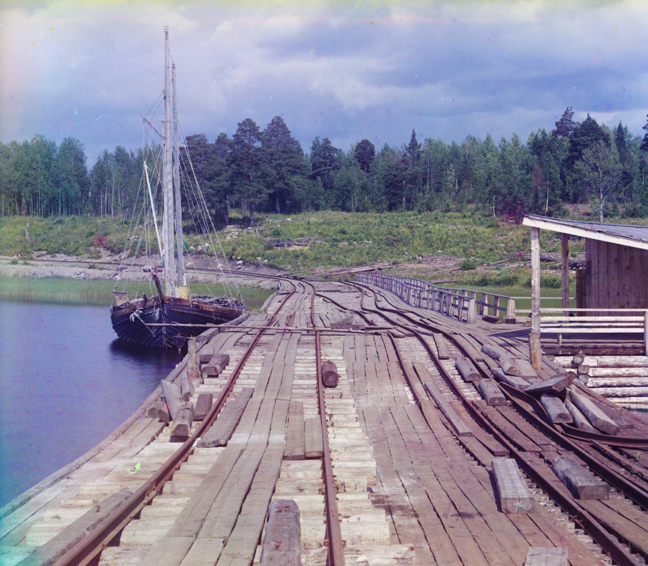 Dæmning ved Lizhma Station, Karelen, på Murmansk-jernbanen, 1905-1915 af Sergey Prokudin Gorsky