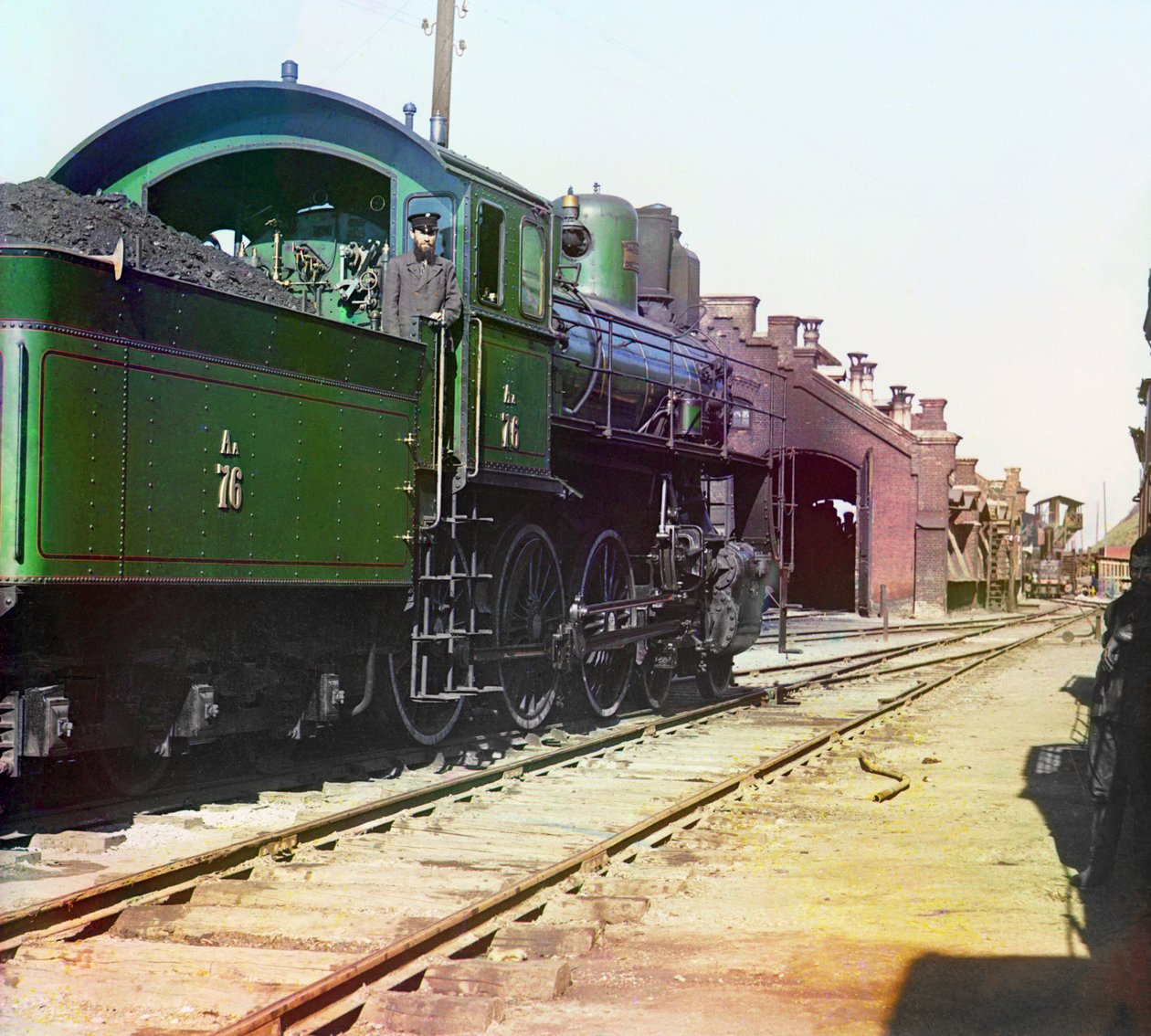 Lokomotiv og kulvogn på en jernbanegård, det russiske imperium, mellem 1905 og 1915 af Sergey Prokudin Gorsky