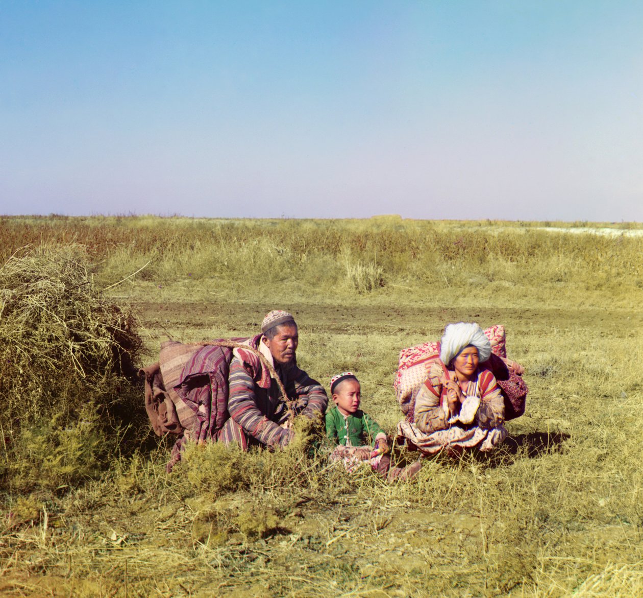 Nomadisk Kirghiz: en mand, kvinde og et barn i Golodnaia-steppen, det russiske imperium, mellem 1905 og 1915 af Sergey Prokudin Gorsky