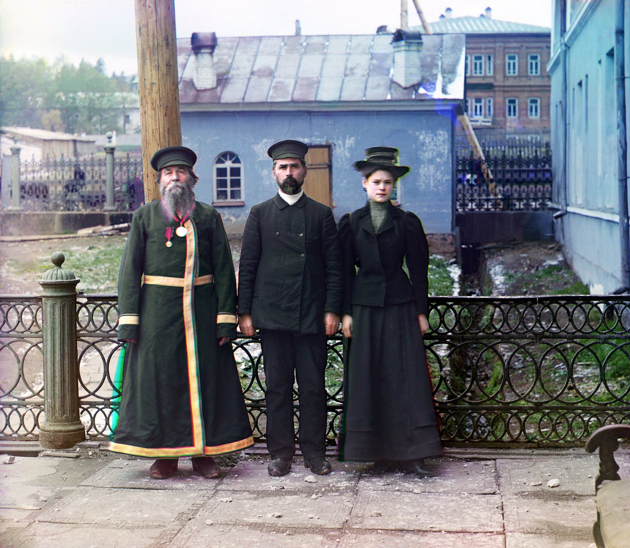 Tre generationer: A.P. Kalganov med søn og barnebarn poserede udendørs på Zlatoust-våbenfabrikken; de sidste to arbejder i fabrikkens butikker, Russian Empire, 1910 af Sergey Prokudin Gorsky