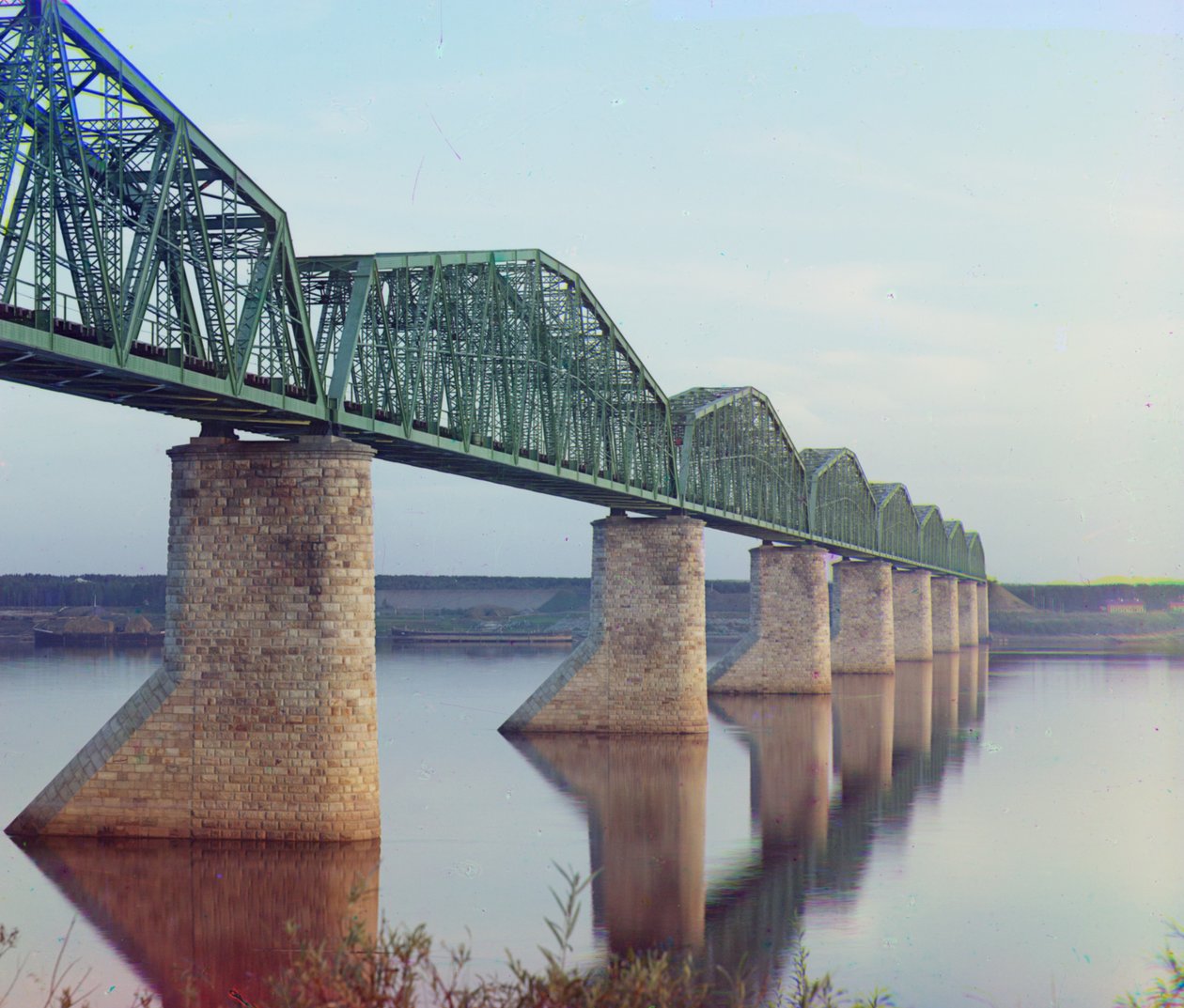 Trans-sibirisk jernbane metal truss bro på stenmoler, over Kama-floden nær Perm i Uralbjergene, 1905-1915 af Sergey Prokudin Gorsky