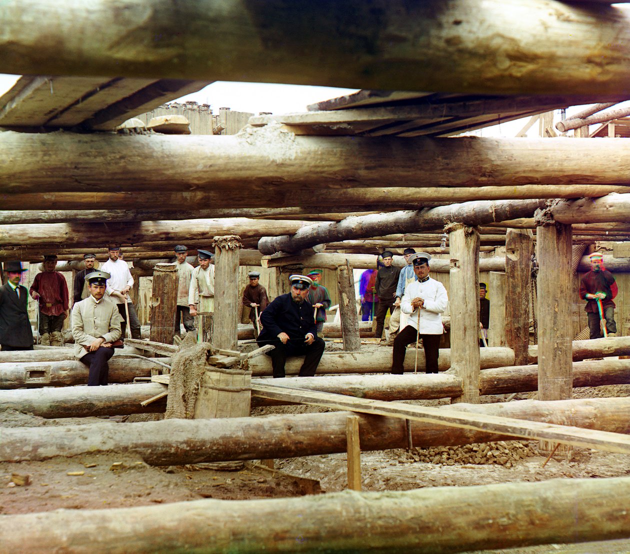 Arbejdere og tilsynsførende poserer til fotografi midt i forberedelserne til at hælde cement til slusedæmningsfundament over Oka-floden, nær Beloomut, Det russiske imperium, 1912 af Sergey Prokudin Gorsky