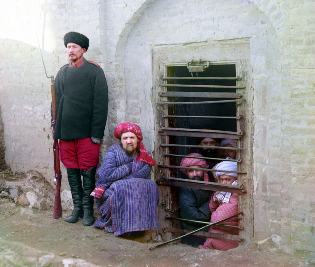 Zindan fængsel, med indsatte og en vagt med russisk riffel, uniform og støvler, Centralasien, Det russiske imperium, mellem 1905 og 1915 af Sergey Prokudin Gorsky