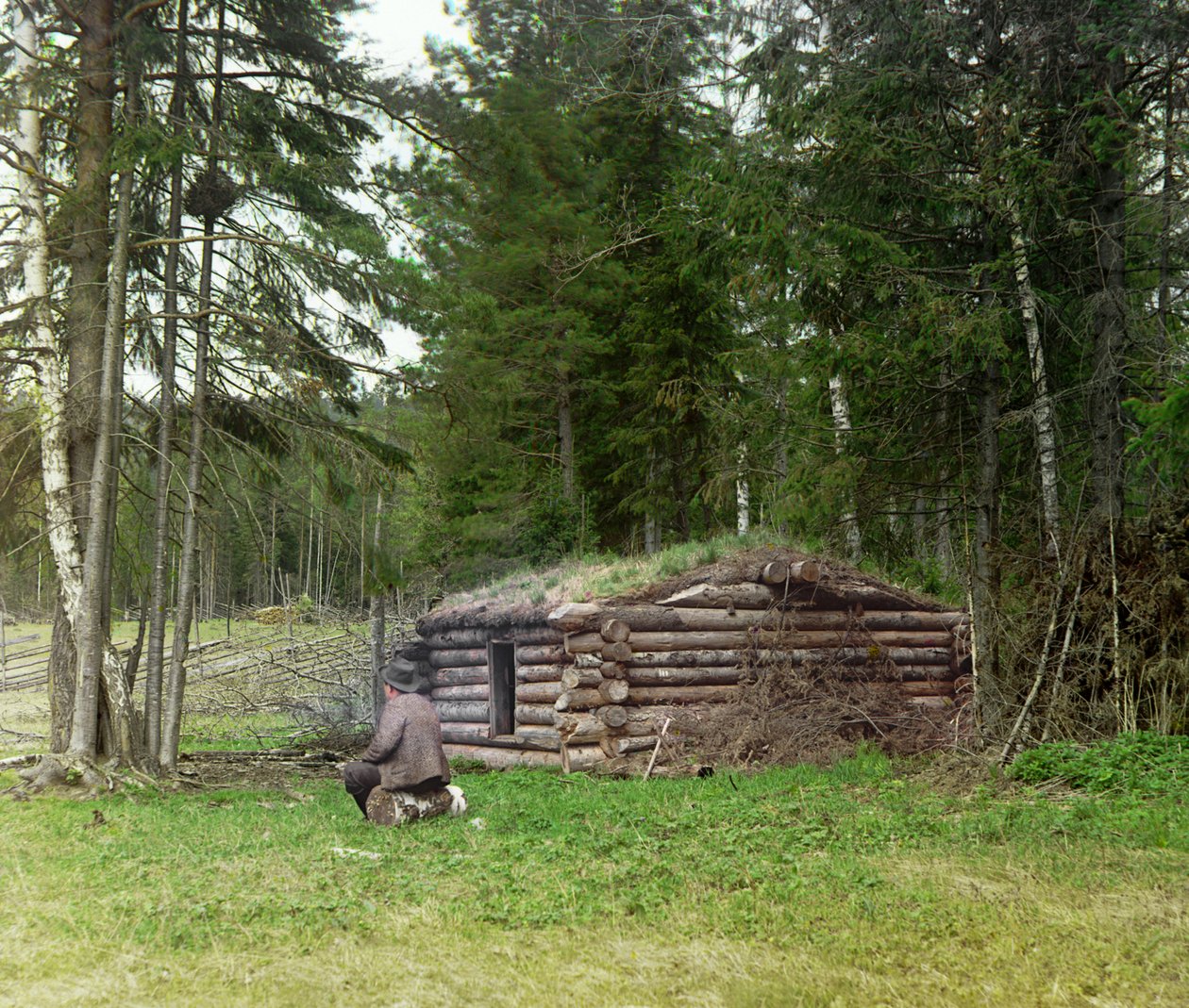 En mand foran en hytte for skovhuggere og kuria (kulafbrænding) i skoven, det russiske imperium, mellem 1905 og 1915 af Sergey Prokudin Gorsky
