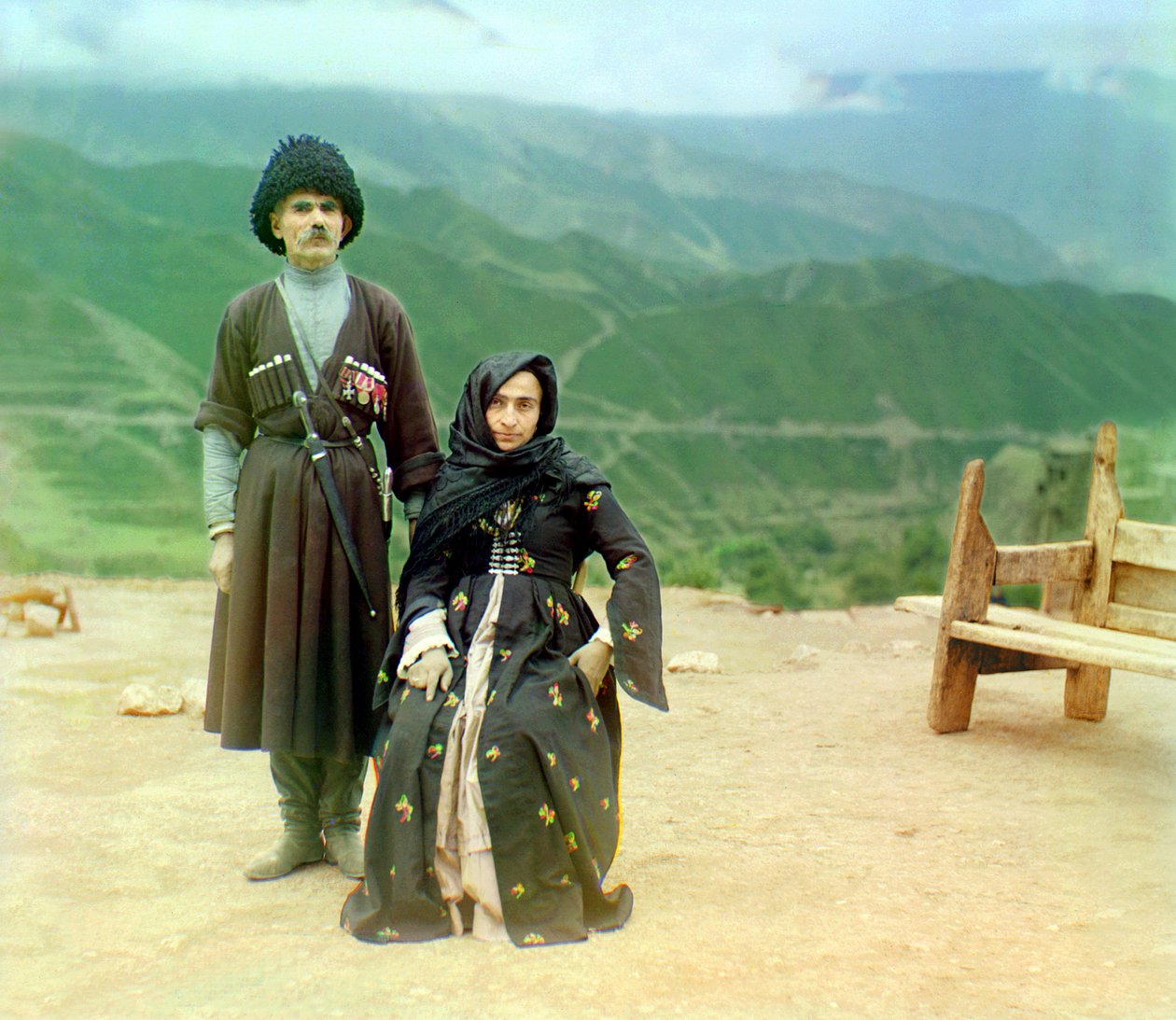 Dagestani-typer – en mand med medaljer og en dolk og en kvinde i sort kjole, det russiske imperium, mellem 1905 og 1915 af Sergey Prokudin Gorsky