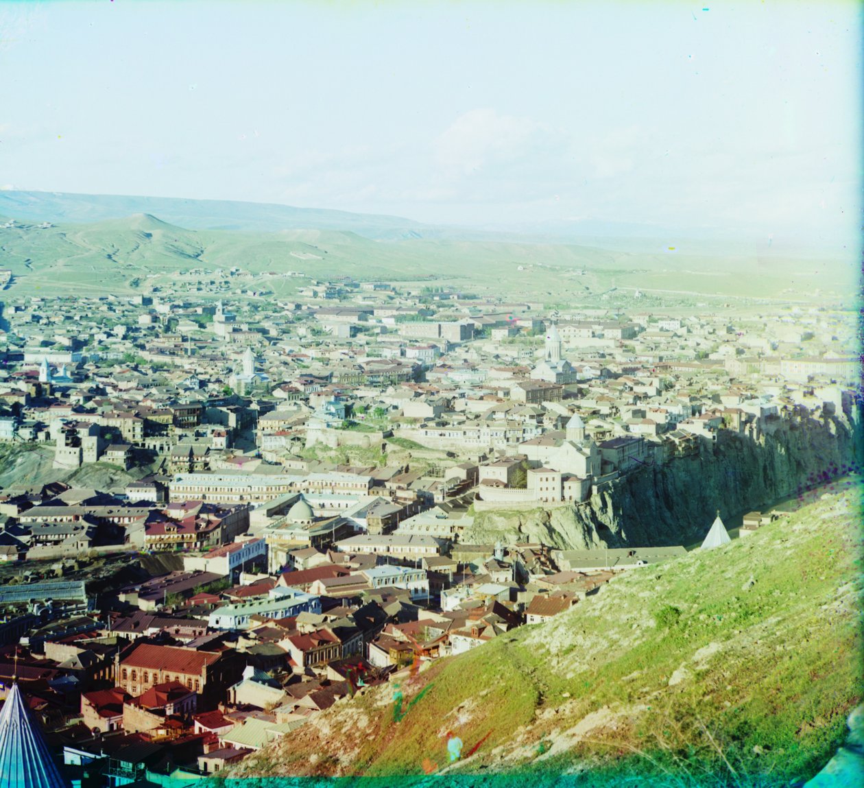 Udsigt over Tiflis (nu Tbilisi) fra Sankt Davids kirkegård, 1905-1915 af Sergey Prokudin Gorsky