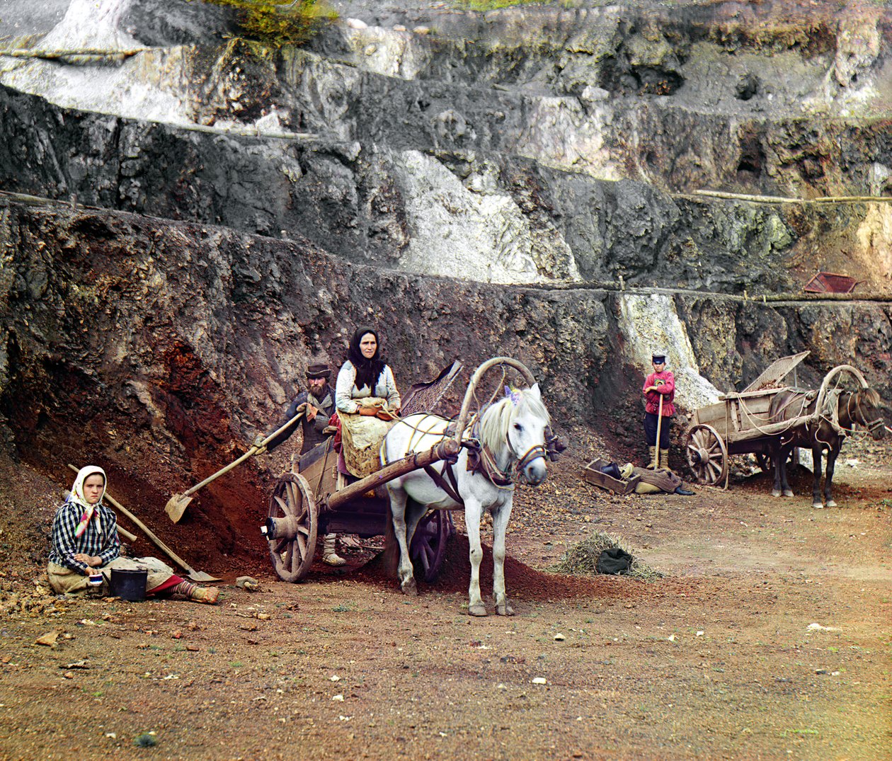 Arbejde i Bakalskii-minen: En familie med skovle og hestetrukne vogne arbejder i jernminerne i Bakaly-bjergene, Uralbjergene, Det Russiske Imperium, 1910 af Sergey Prokudin Gorsky
