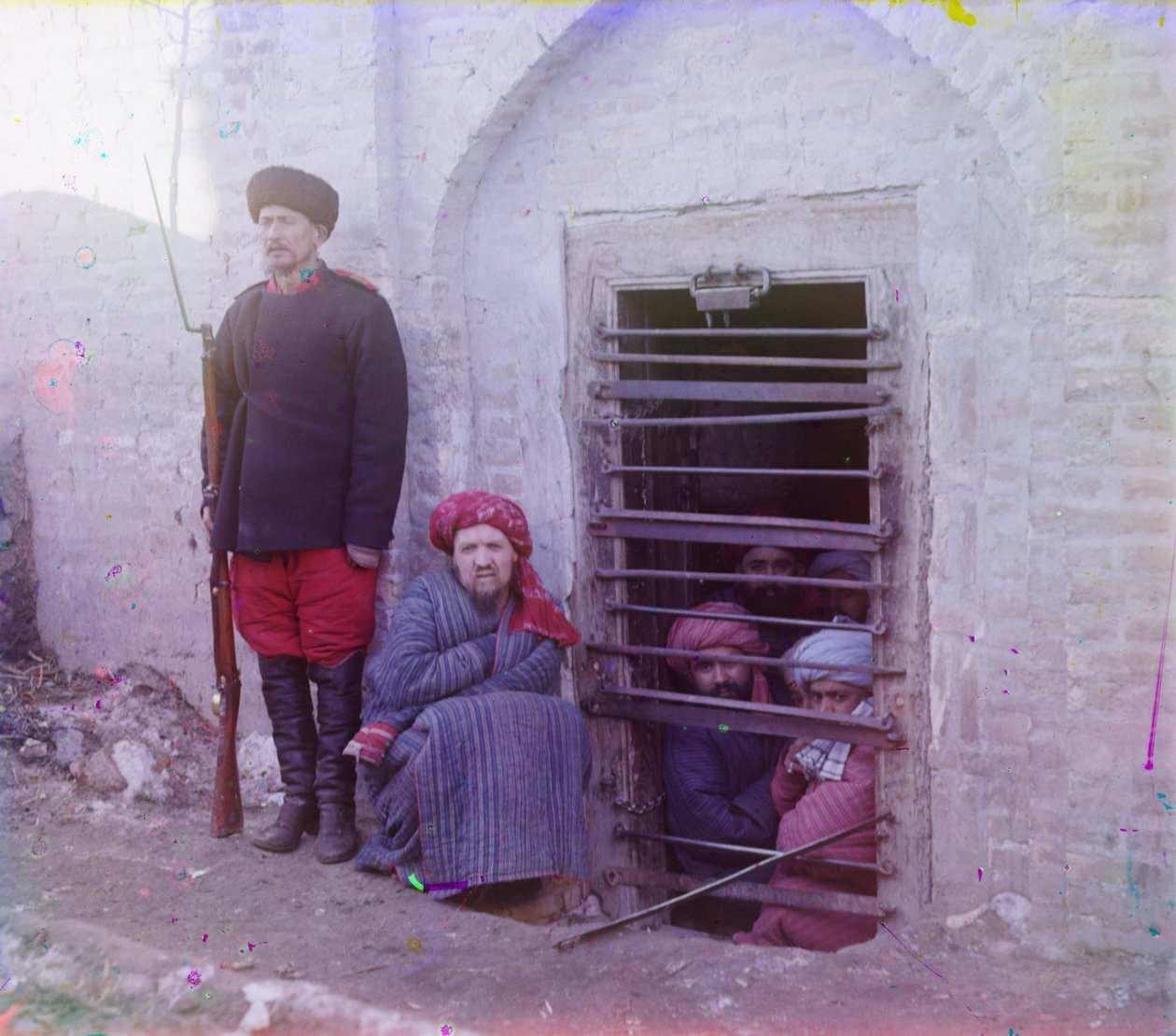 Zindan (traditionel centralasiatisk fængselsgrav) med uniformeret vagt, sandsynligvis Bukhara af Sergey Prokudin Gorsky